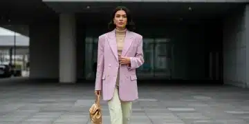 Woman adapting 2026 fashion trends for everyday wear in an urban environment